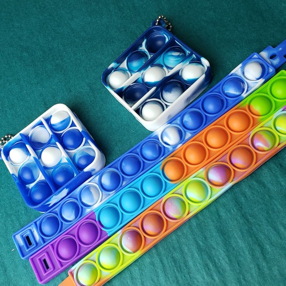 2/10$ Lot of 2 keychain and 3 pop it bracelet fidget toys